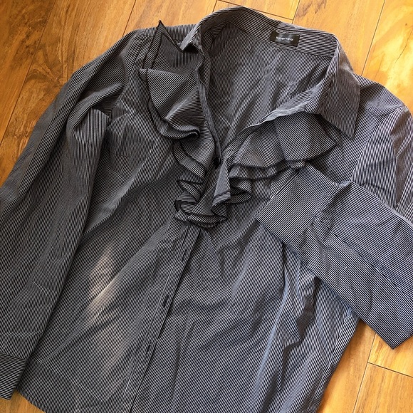 🖤Special Button Down Shirt Ruffles Details💋 - Picture 3 of 8